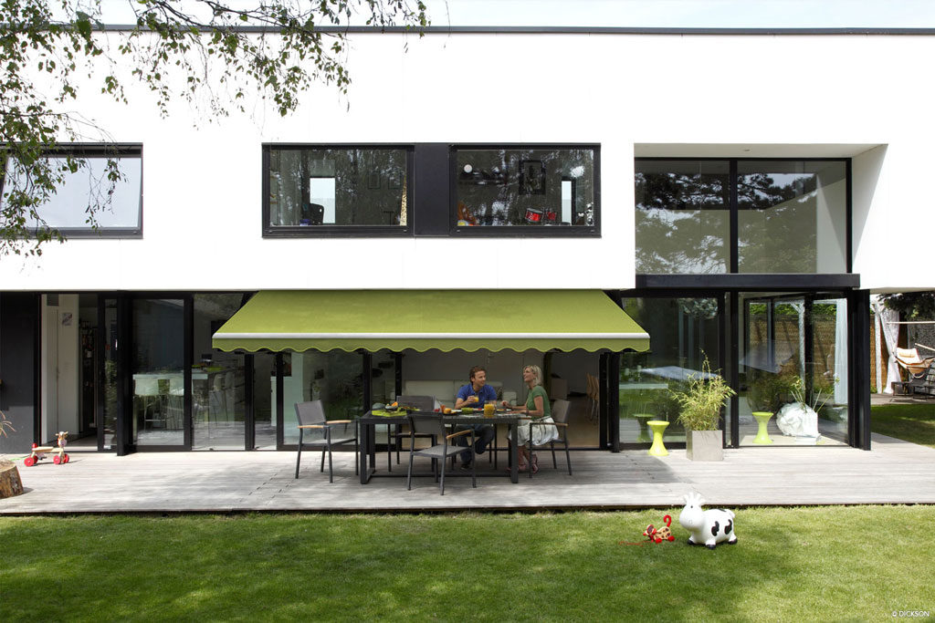 terassmarkis-på-modernt-hus