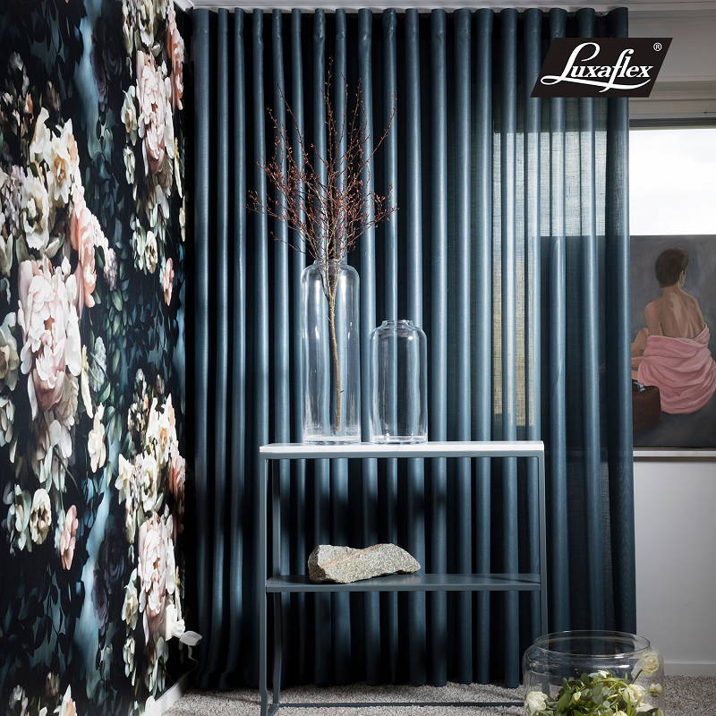 Mörkblå loungegardin LuxaFlex (2)